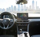 Voiture electrique moderne sous un soleil de plomb en ville canicule et climatisation automobile