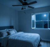 Chambre à coucher fraîche avec ventilateur de plafond et draps en lin pour dormir sans climatisation pendant la canicule